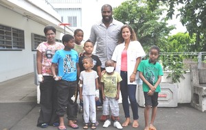 TEDDY RINER A LA REUNION - Visite à l'hopital