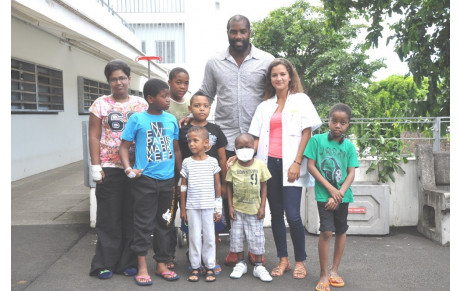 TEDDY RINER A LA REUNION - Visite à l'hopital